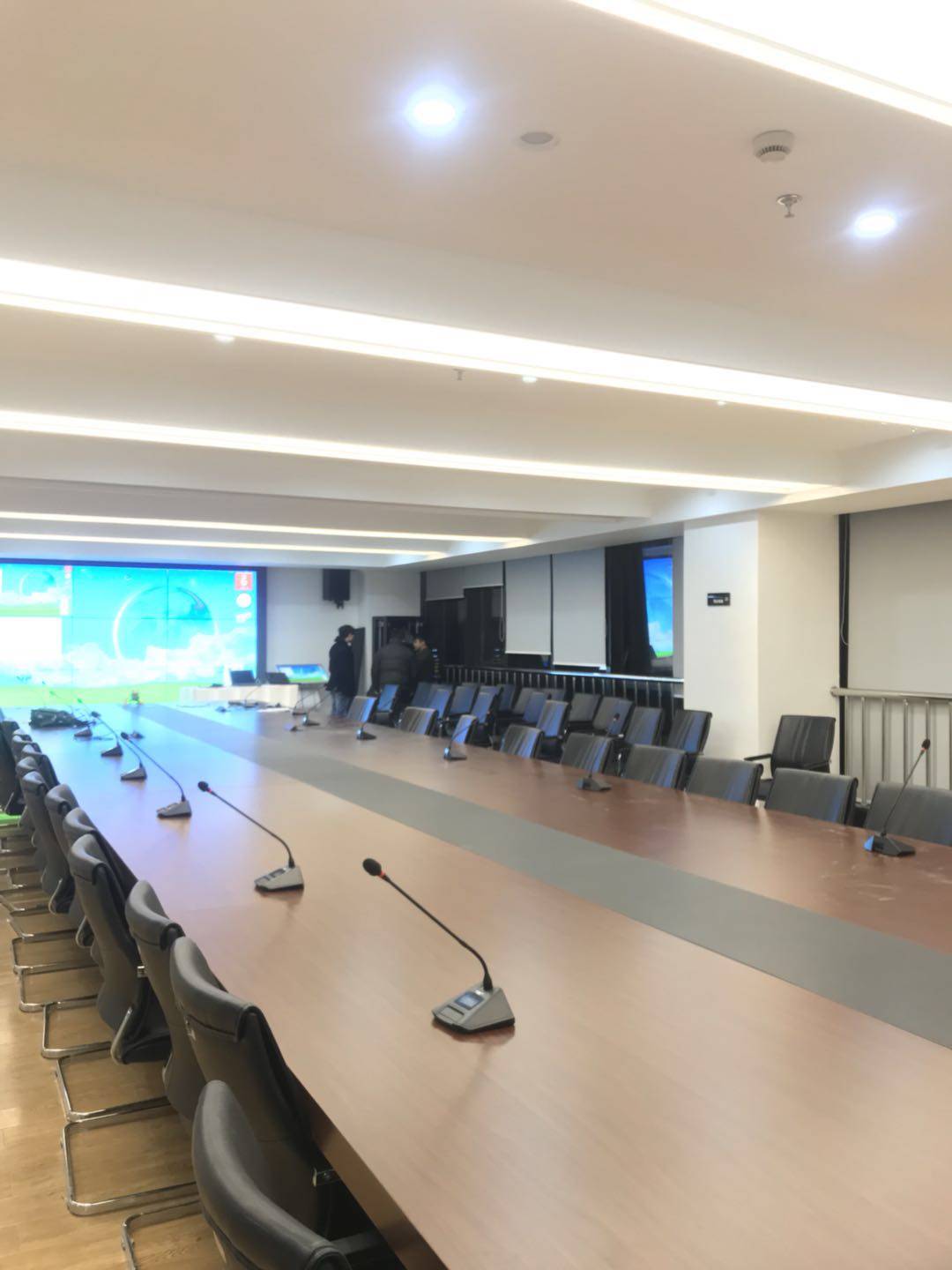 公司年会上抽到100克金条新入职员工称震惊到大脑宕机；有年轻公务员为离职故意旷工触发辞退条款｜三工晨报